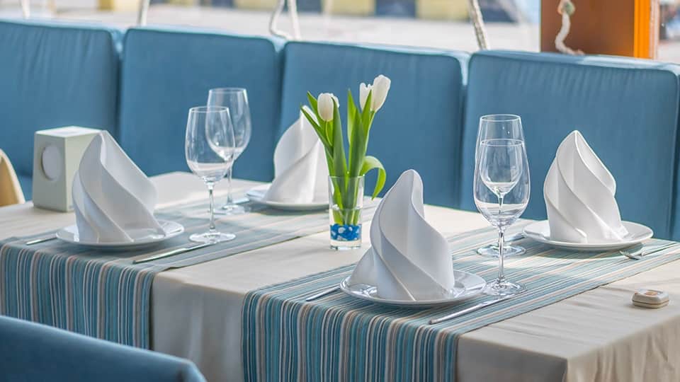 restaurant-table-with-decorations-2021-11-23-17-26-54-utc-min